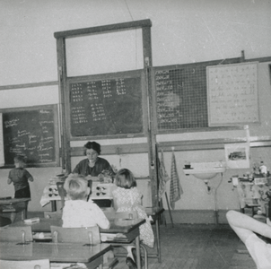 876379 Afbeelding van een les in een klaslokaal op de Nederlands Hervormde Gemeenteschool nr. 2 (Waterstraat 27) te ...